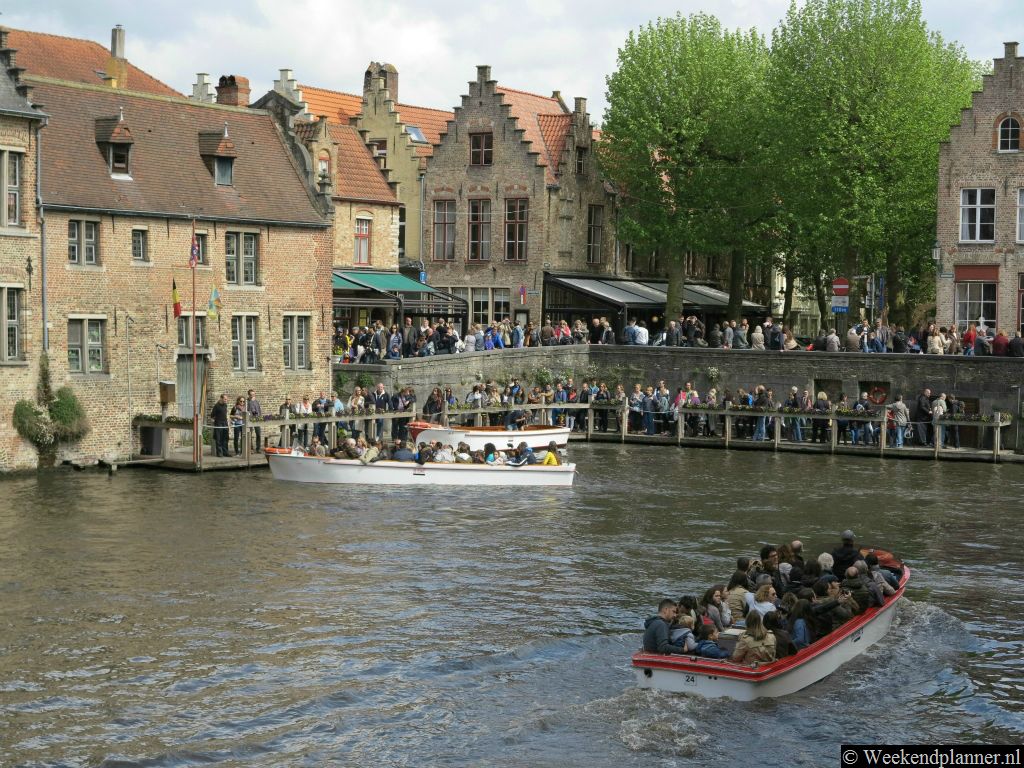 Er zijn in Brugge vijf opstapplaatsen voor rondvaartboten. Voor de route maakt het niet uit waar je instapt. Alle rondvaartboten varen dezelfde route door Brugge. Tips: De attracties van Brugge.